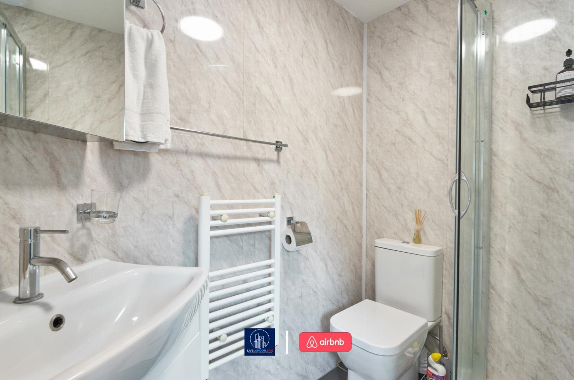 Last-Minute Specials L Sleeps Up To 4 Guests L One-Bedroom Apartment With King Bed And High Ceilings Near Camden By Live London Short Lets & Serviced Accommodation מראה חיצוני תמונה